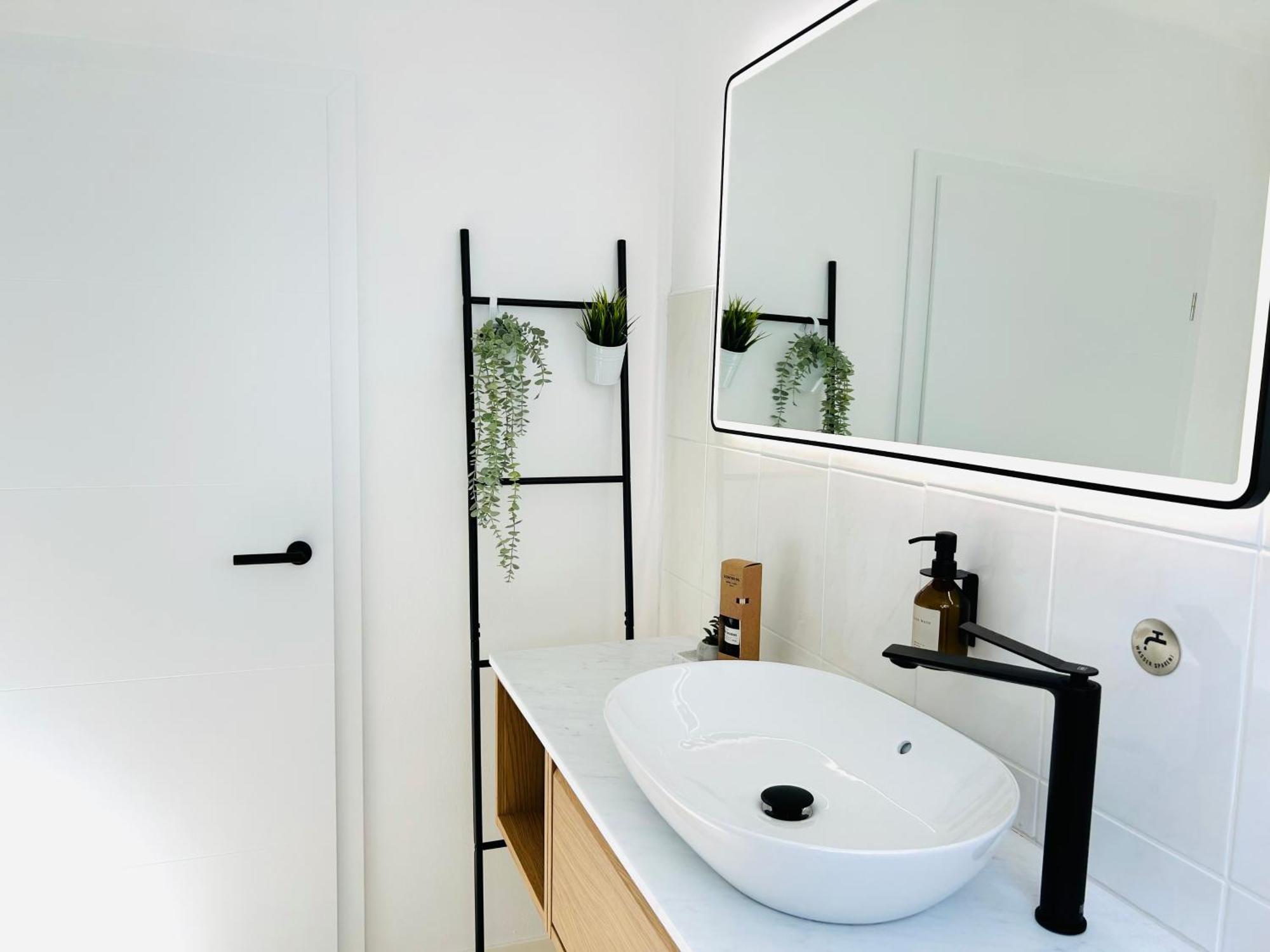 Neu - Frisch Renoviertes Ferienapartment "Waterkant" Busum Bagian luar foto